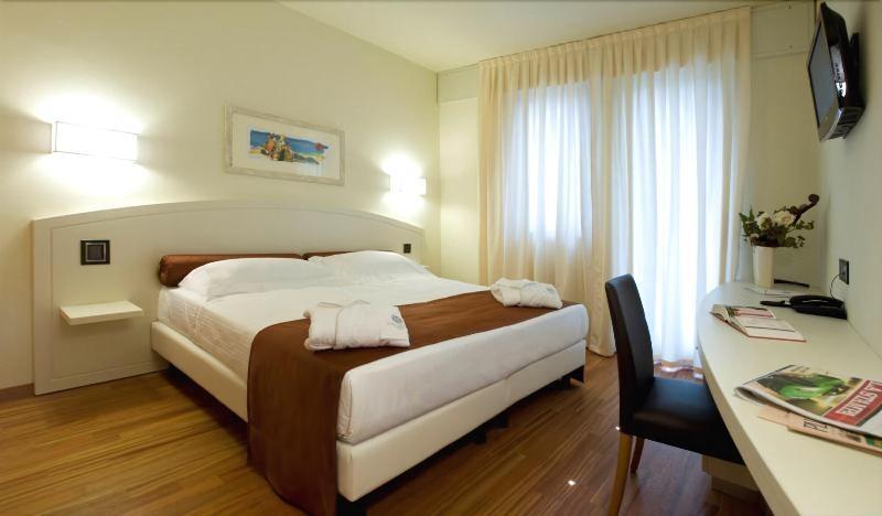 Hotel Napoleon Cherasco Exteriör bild