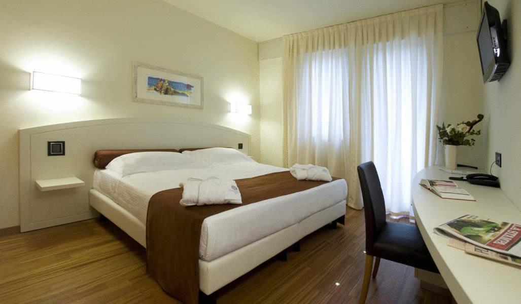 Hotel Napoleon Cherasco Exteriör bild